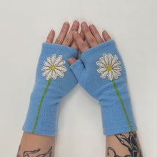 Load image into Gallery viewer, Gloves-Daisy
